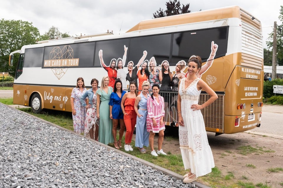 Romy met haar collega’s voor de fashionbus waarmee ze Vlaanderen gaan doorkruisen. 
