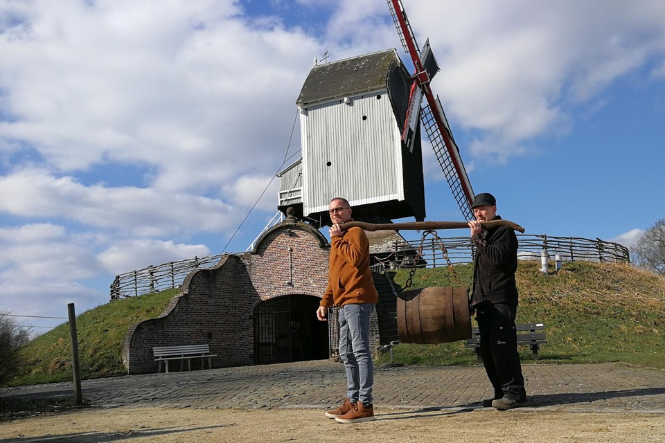 Ludo Helsen (met bruine trui) van het Geelse Brouwerijmuseum draagt samen met Leo Struyven van het Bakkerijmuseum symbolisch een houten biervat de site bij de Molen van ‘t Veld binnen.