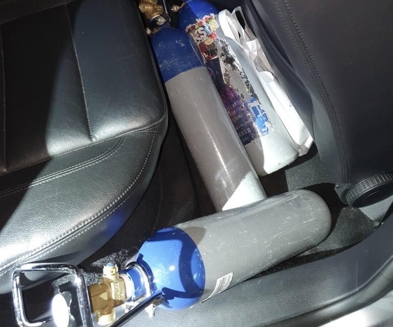 De politie nam weer twee flessen lachgas in beslag.