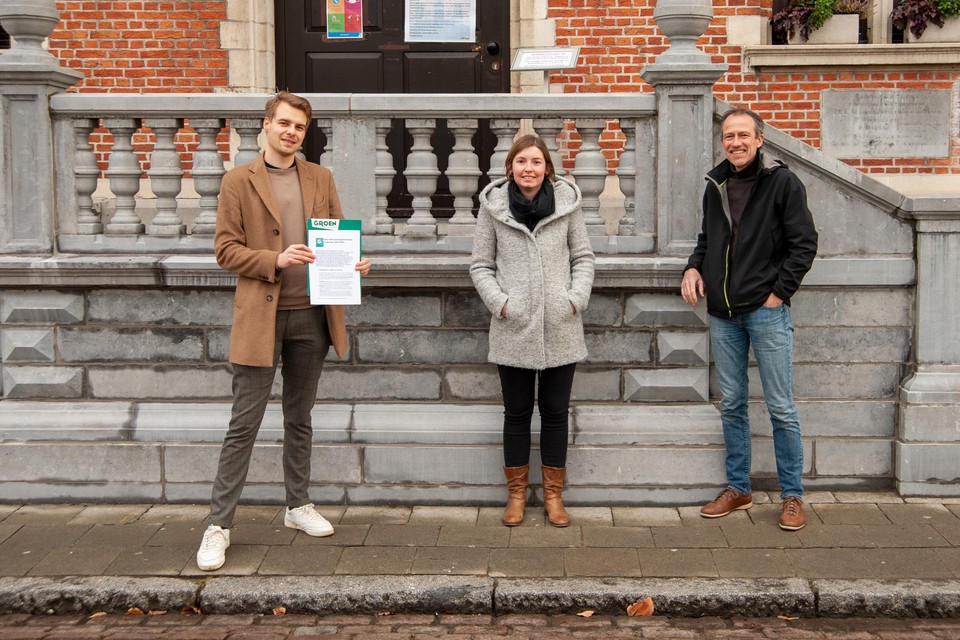 Brend Van Ransbeeck, Marlies Naets en Koen Kerremans van Groen met de nota aan het gemeentehuis.