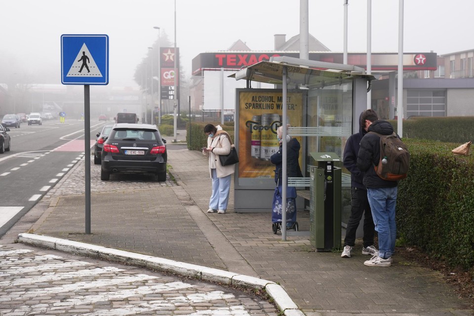 Twee broers uit Gent, 14 en 16 jaar oud, werden gecontroleerd en gefouilleerd aan de bushalte voor de Carrefour in Sint-Amandsberg,  