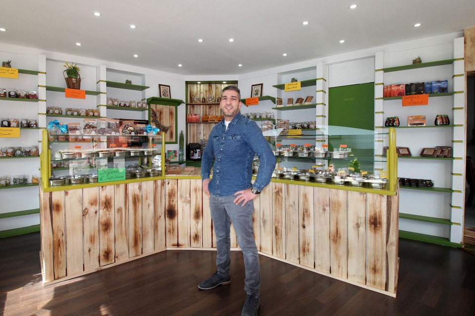 Mohamed Chebaa in zijn nieuwe zaak.