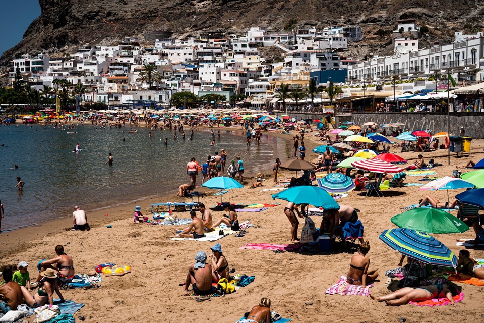 Toeristen op het strand van Mogan op Gran Canaria. 