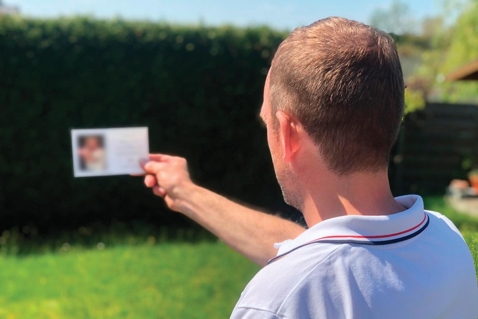 De vader van Julie met het doodsprentje van zijn dochter. “Het enige waar ik nu nog een beetje op kan hopen, is gerechtigheid.”