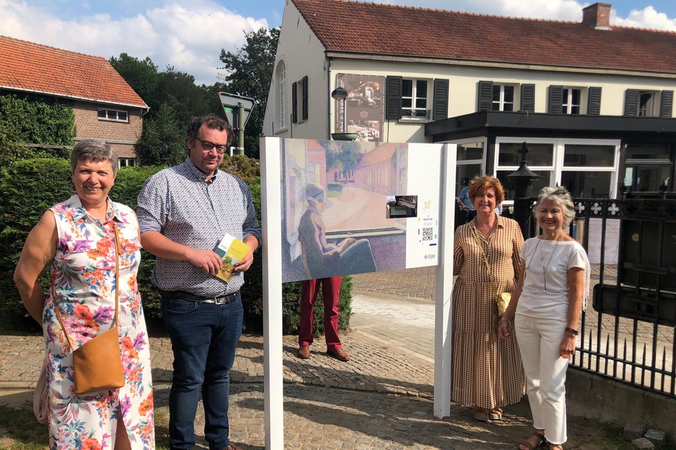 Gemeenteraadsvoorzitter Greet Dekkers, schepen Tom Kersemans, burgemeester Marleen Peeters en Rosette Dillen van de heemkundige kring staan bij een infobord van de schilderswandeling aan brasserie De Keizer in Wechelderzande.