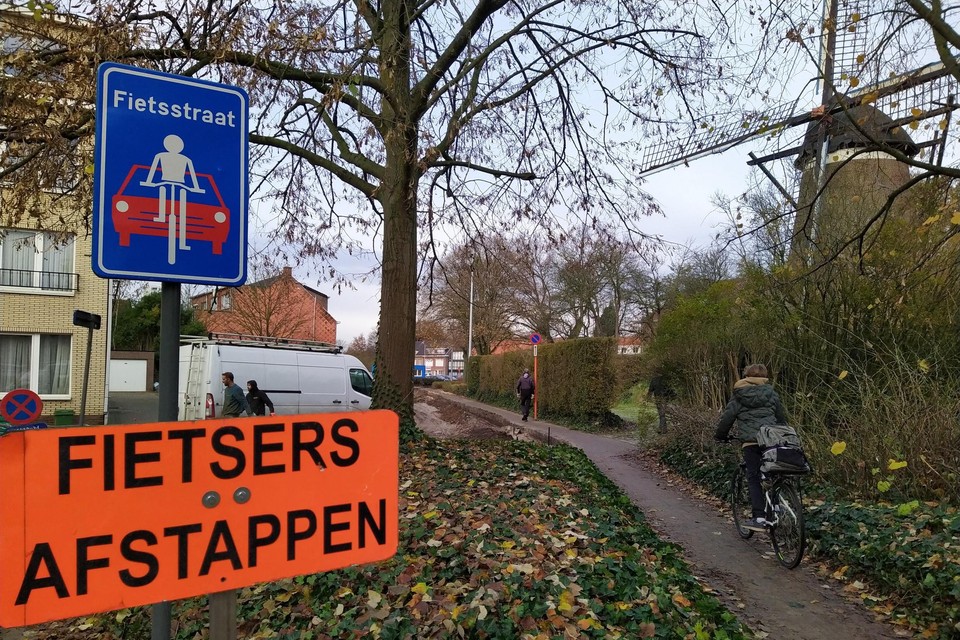 In de Oranjemolenstraat is er alleen nog een smalle stoep waarover voetgangers en fietsers kunnen gaan. 