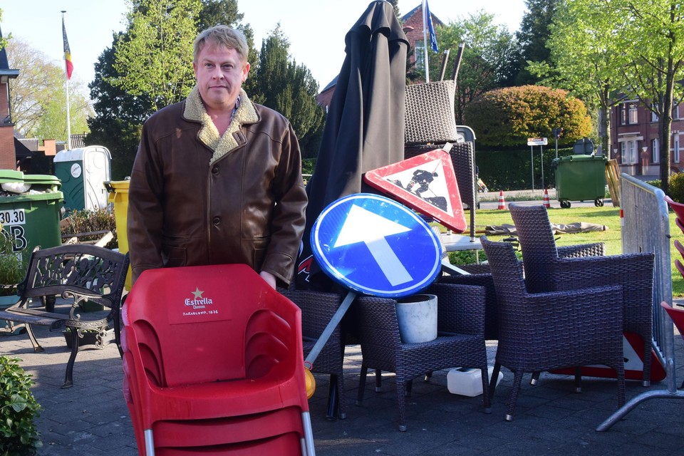 Cafébaas Wim Breugelmans: “Mijn terras stond al klaar voor de heropening. Nu moet ik het meubilair weer op de juiste plaats zetten.”