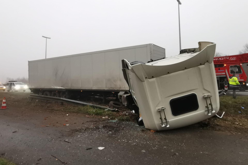 Bij het eerste ongeval raakte een Nederlandse vrachtwagen van de weg. De stuurcabine klapte naar voren, de chauffeur werd met levensbedreigende verwondingen naar het ziekenhuis overgebracht.