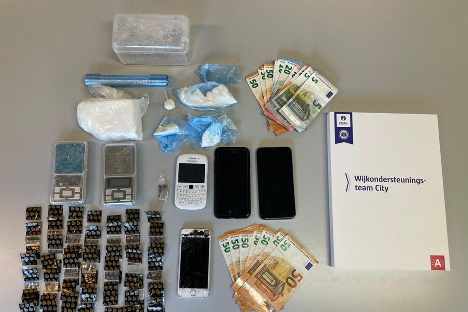 Bij hem thuis vond de politie nog 153 gram cocaïne dankzij de drugshond van de federale politie.