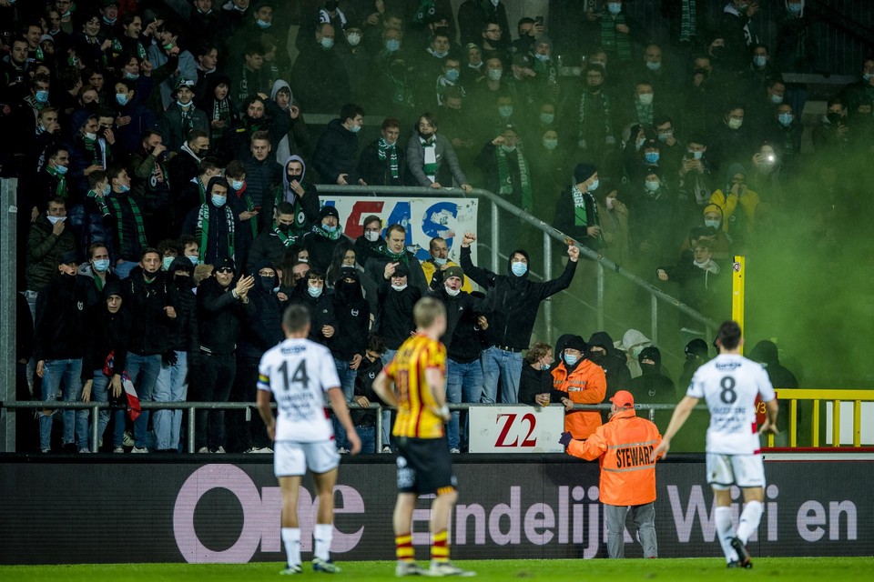 De supporters van Cercle Brugge verstoorden de wedstrijd met pyrotechnisch materiaal. 