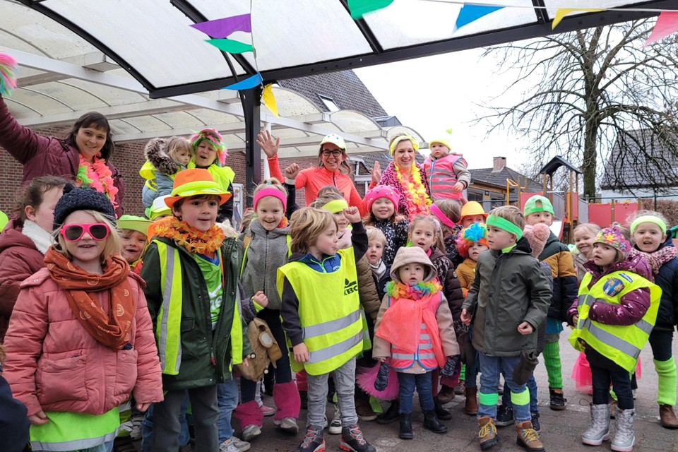 De kleuters kleuren fluo op deze fluodag in GBS De Sleutelbloem.
