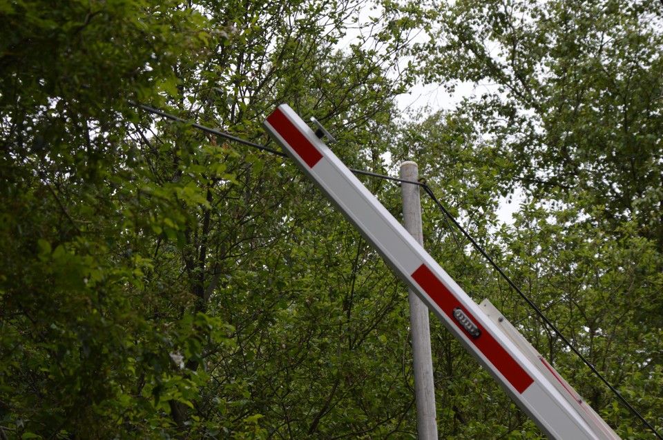 De bareel rust nu op de elektriciteitskabel.