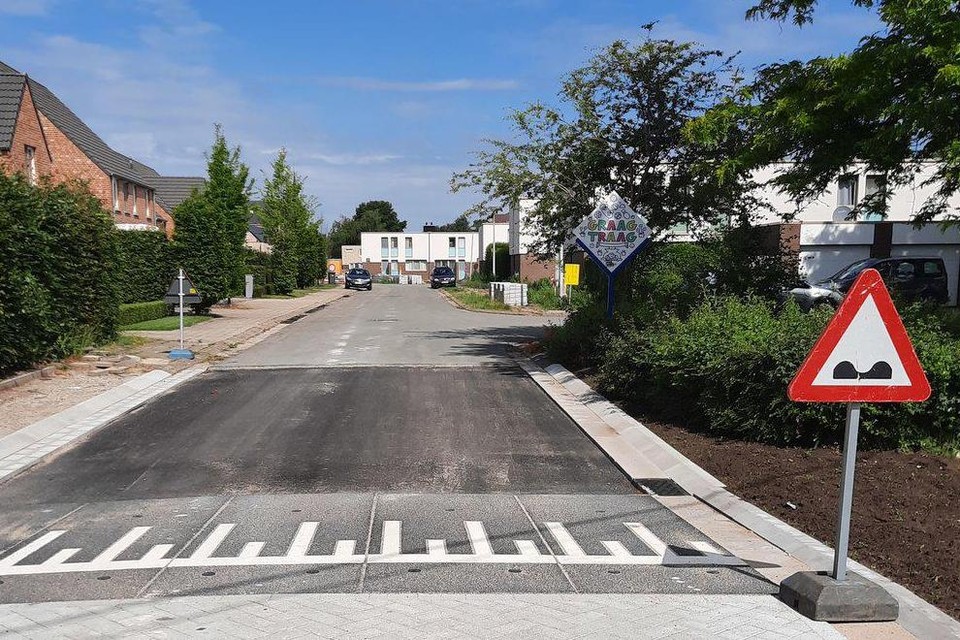 De werkzaamheden in de Rozenlaan in Gierle liggen nog stil tot na de bouwvakantie.