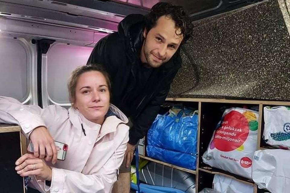 Alexandru Mînzat en zijn vrouw Katrin laden de bestelwagen in om hulpgoederen richting Verviers te brengen.