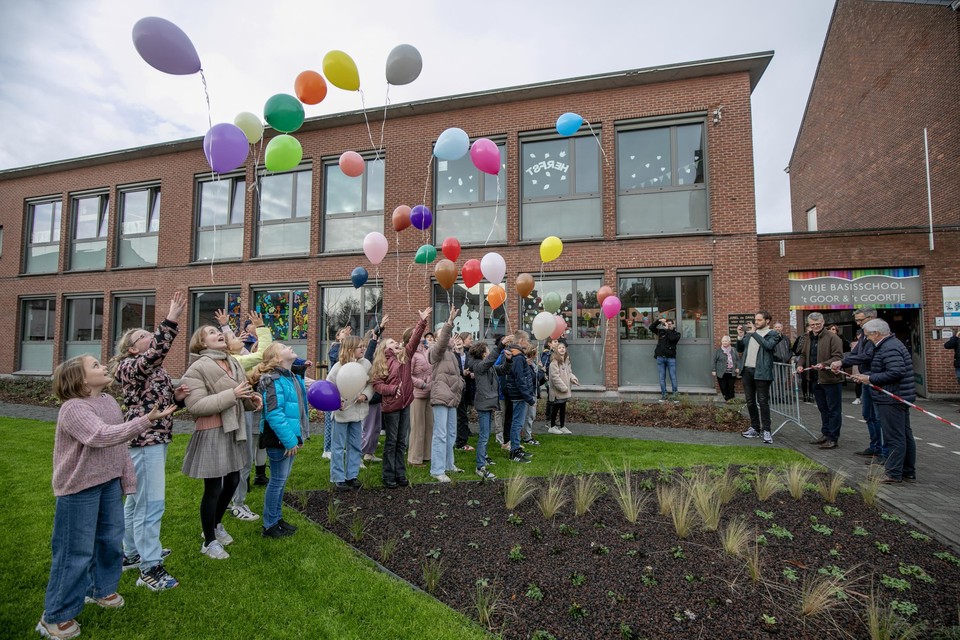 Leerlingen laten -ecologisch vriendelijke- ballonnen op om de groenzone voor hun schooltje officieel te openen. 