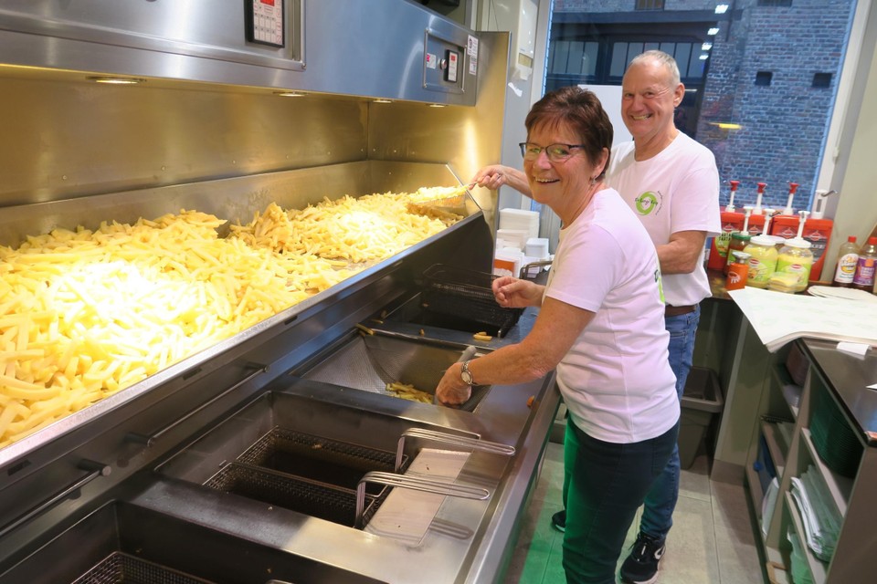 Donald en Lieve achter hun vertrouwde frietketels.