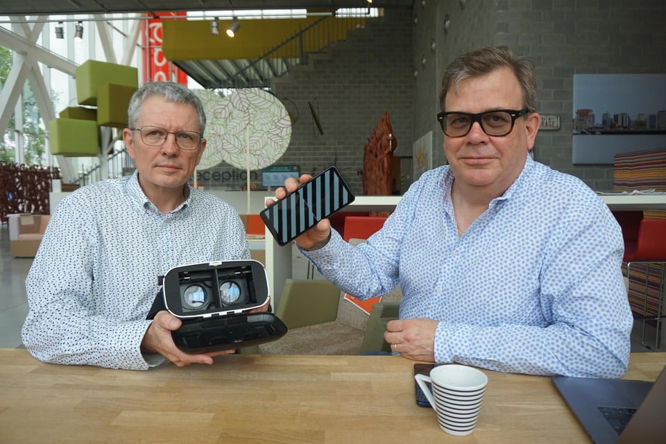 Een VR-bril, een smartphone en de software die Jan van Riel en Michiel Carpentier ontwikkelden, meer is er niet nodig om je van zeebenen te verlossen.