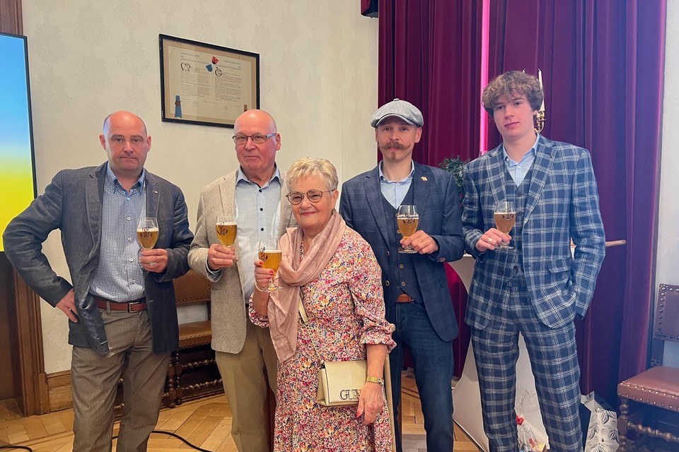 Tom en Peter Vissers, Eveline Smolders en Jan en Mauro Vissers toasten op de 40ste verjaardag van Ne Flierefluiter. 