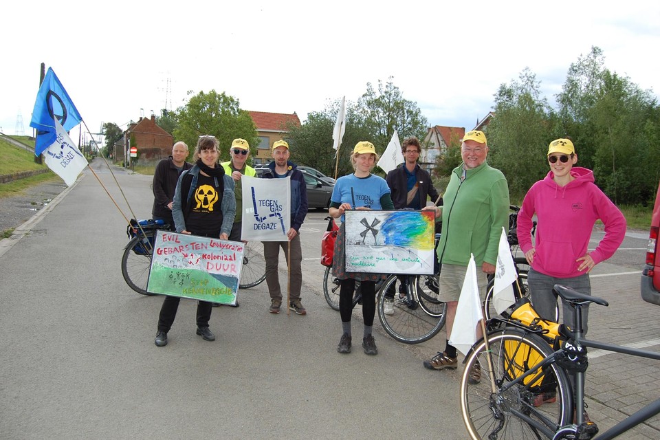 Enkele actievoerders van Tegengas trokken naar Doel met doek en penseel. 