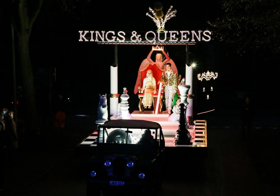 Koningen en koninginnen op een groot schaakbord. De wagen van de Lichttorens. 