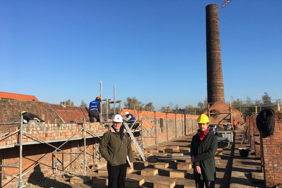 EMABB-voorzitter Luc Verbeeck (links) op de al deels gerestaureerde ringoven Lauwers, met achteraan de steenbakkersschouw, waarop dan toch geen uitkijkplateau komt.