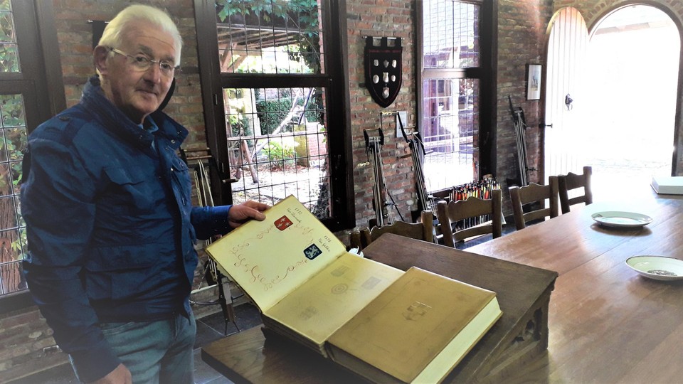 Alle koningen en keizers van de Sint-Jorisgilde worden genoteerd in een boek. Vroeger werd dit sierlijk gedaan door de Brechtse trappistinnen van de abdij Onze-Lieve-Vrouw van Nazareth.
