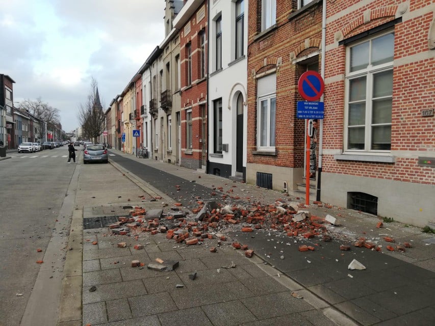 Een dakkapel viel naar beneden op de Brusselsesteenweg. 