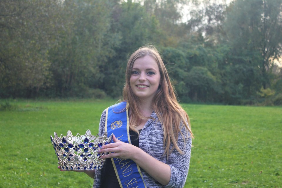 Quirina met haar lintje en kroon van Mrs Grand Sea World: “Die kroon hou ik wel in mijn handen, want ze is nogal zwaar voor op mijn hoofd”, lacht ze.
