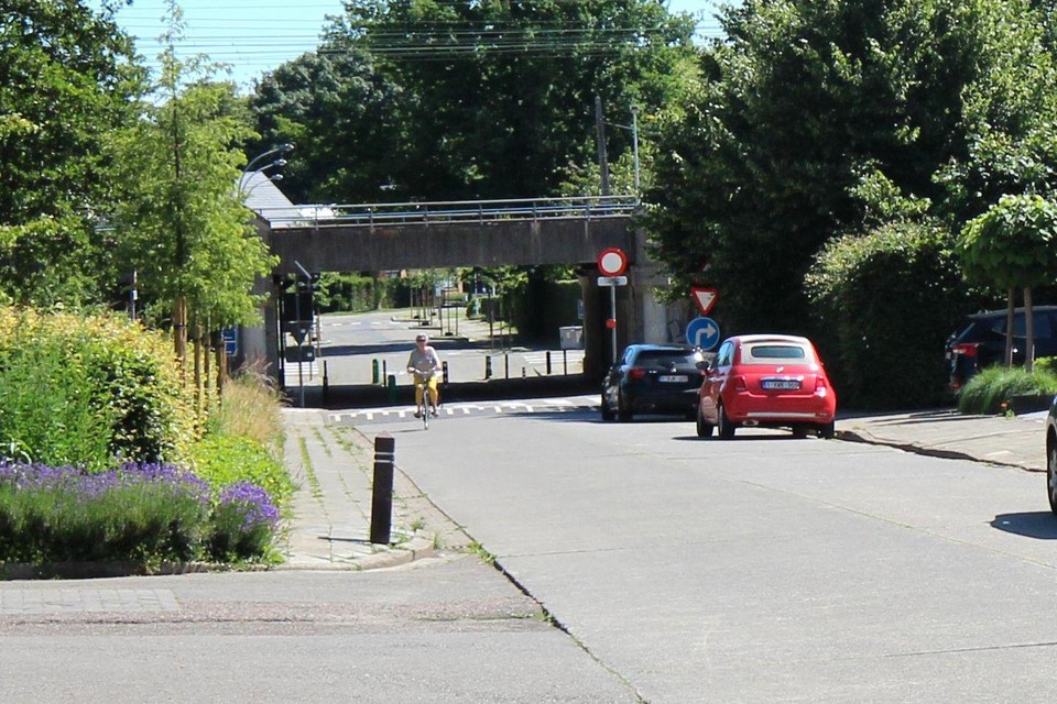 De straat onder de Donderbrug kruist de fietsostrade.