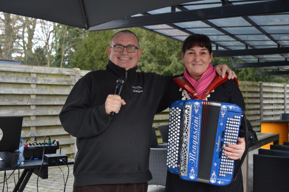 Rudi de Zingende Carrosier en Patsy de accordeoniste trakteerden de mensen op een oudejaarsconcertje. 