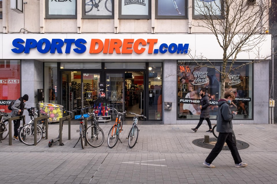 Eén van de mannen sloeg ook toe in de winkel Sports Direct in de Bruul, waar hij een verkoopster bedreigde met een mes. 