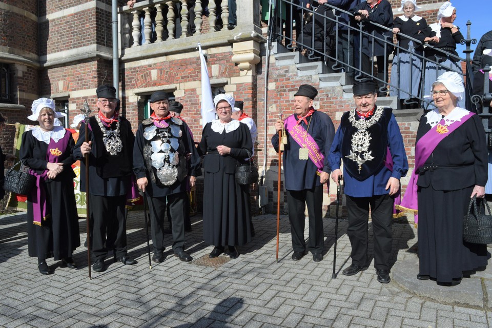 De koning, keizers, en erehoofdman van de Sint-Jorisgilde met hun eega’s voor het oud-gemeentehuis van Oostmalle.