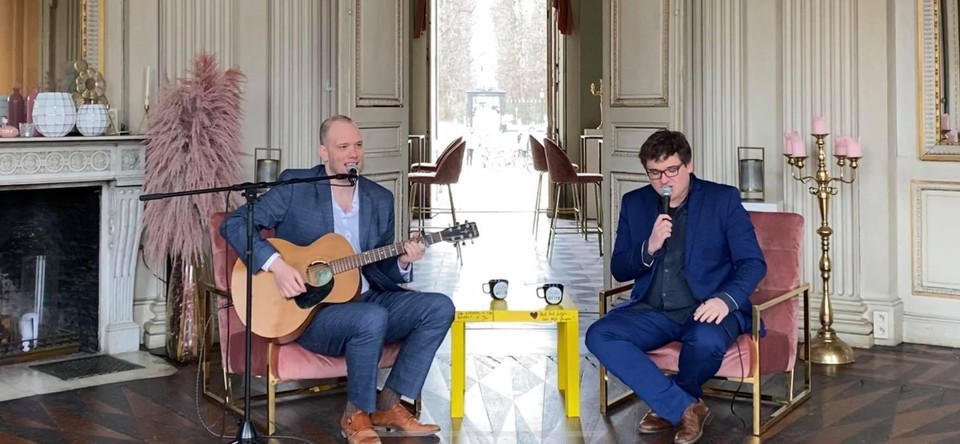 ‘In de Walszaal’ van Frank Vander Linden was de gepaste cover om kasteel Hof ter Linden te brengen.