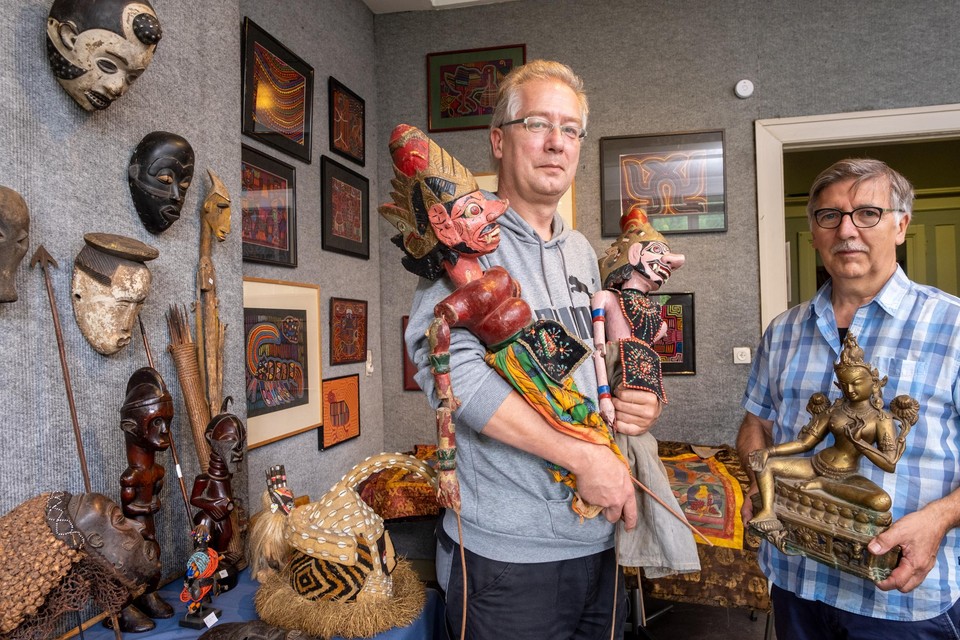 Organisatoren Ernie Vonck en Daniel De Vos. “Etnografica zijn gebruiksvoorwerpen uit andere culturen die wij beschouwen als kunst. Vaak hebben ze ook een religieuze betekenis”, legt Ernie uit