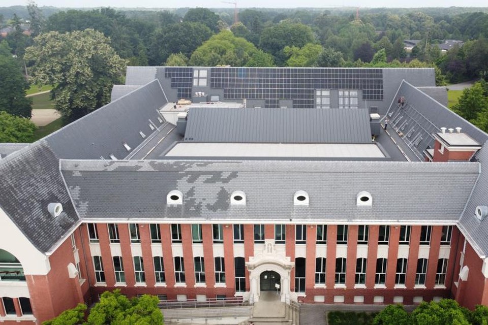 De zonnepanelen komen langs de binnenzijde zodat ze nauwelijks zichtbaar zijn en het dorpszicht onaangetast blijft.