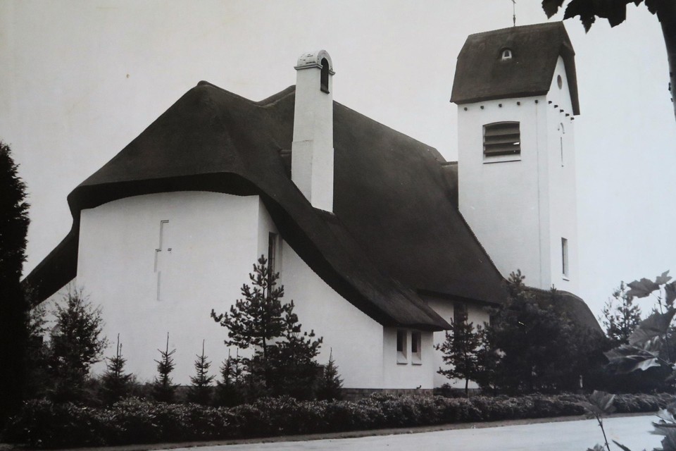De eerste versie van de Witte Kerk met strodak, die in 1970 afbrandde.