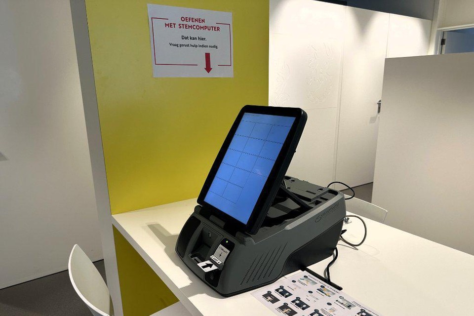 In het gemeentehuis van Oud-Turnhout kan je komen oefenen op een stemcomputer.