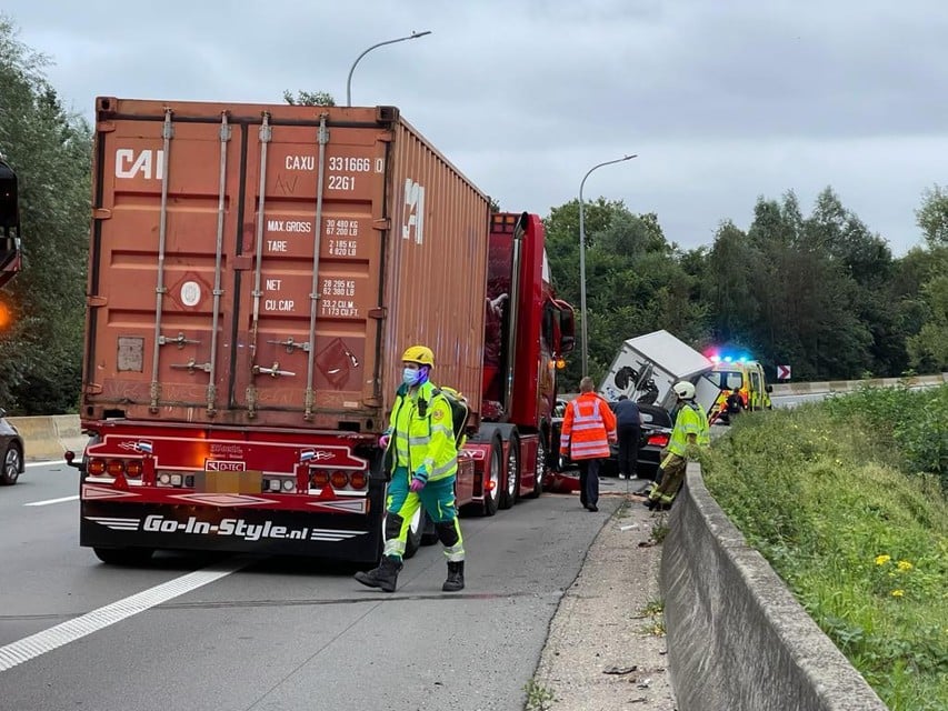 Een vrachtwagen met Nederlandse nummerplaat kon de aanrijding ook niet vermijden.