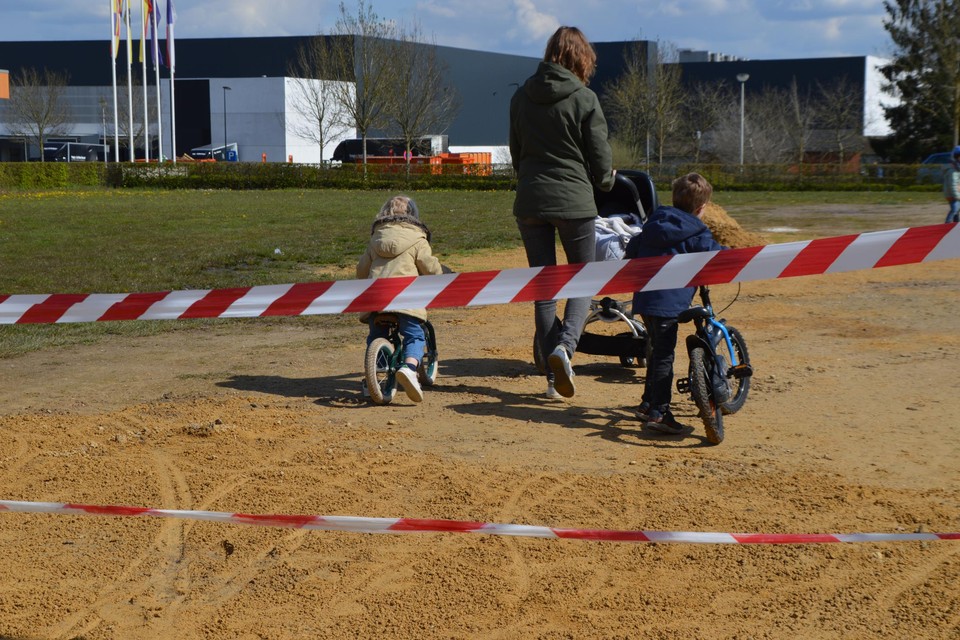 Pech voor deze kindjes die door het onverantwoord gedrag van enkelingen niet op het BMX-terrein konden gaan oefenen.