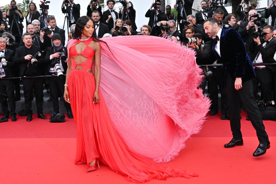 Een dramatische entree? Dat mag je aan Naomi Campbell en haar spectaculaire Valentino-jurk overlaten.