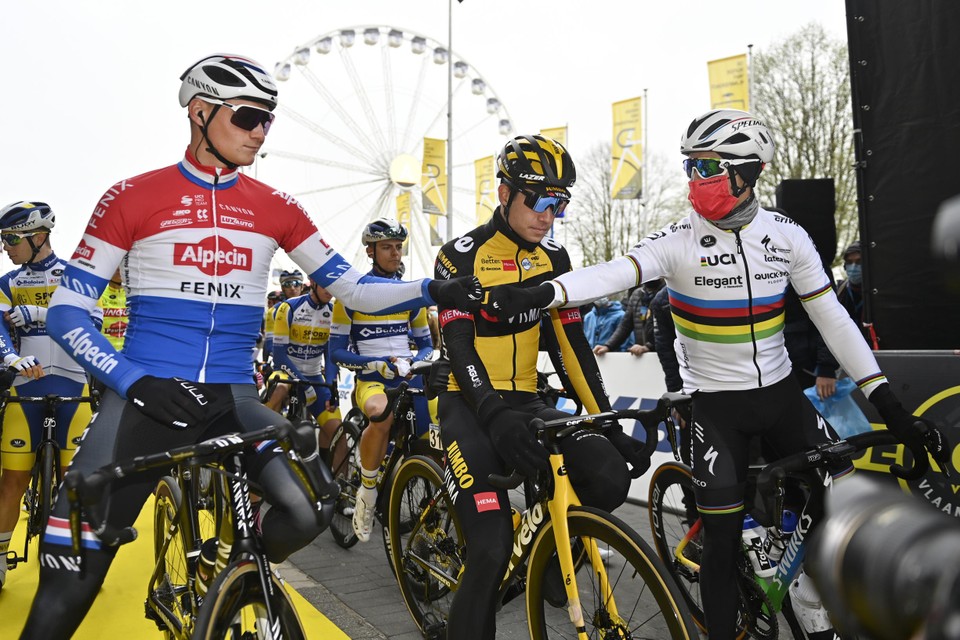 Mathieu van der Poel, Wout van Aert en Julian Alaphilippe aan de start in Antwerpen.