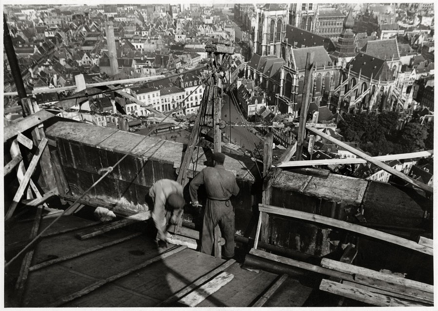 Arbeiders zijn aan het werk aan het skelet van de Boerentoren in 1930.