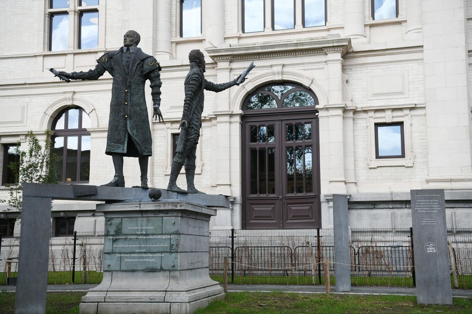 Willem van Oranje en Marnix van Sint-Aldegonde herinneren in de achtertuin van het KMSKA aan de protestantse periode van Antwerpen. 