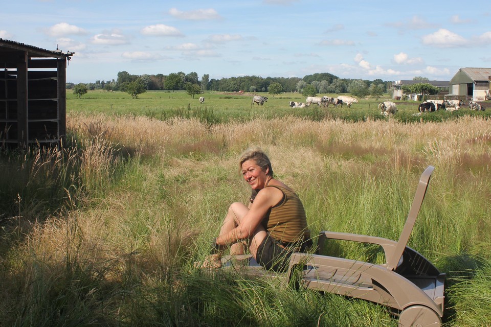 “Puur genieten” zegt Tanja over het uitzicht vanuit de tuin, met zicht op koeien van een naburige boerderij.