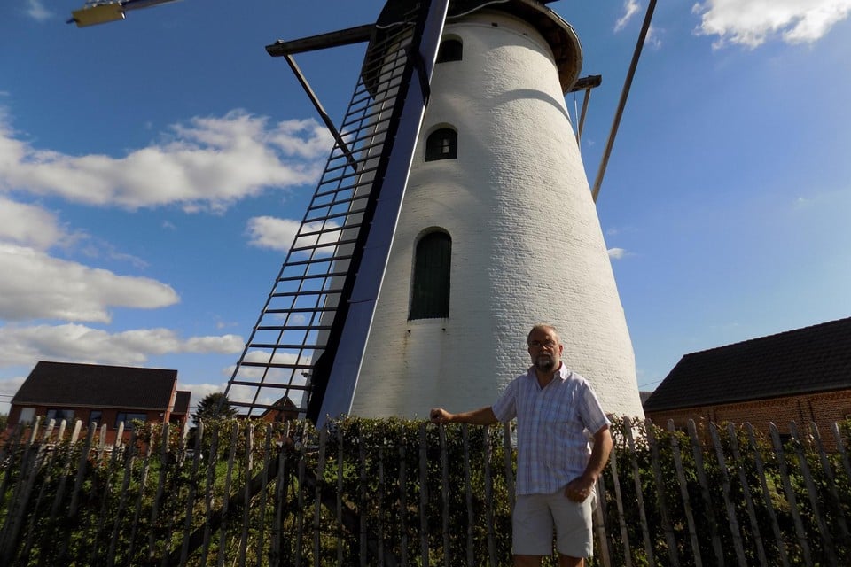 Molenaar Gust Smits staat bij de windmolen In Stormen Sterk in het centrum van Gierle. De molen krijgt een bijgebouw met een authentieke bakoven.
