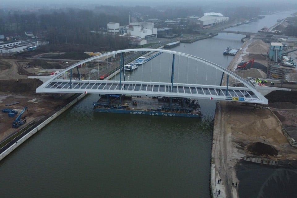 De nieuwe Hoogmolenbrug ligt bijna op haar plaats, 250 meter voorbij de vorige richting Merksem. 