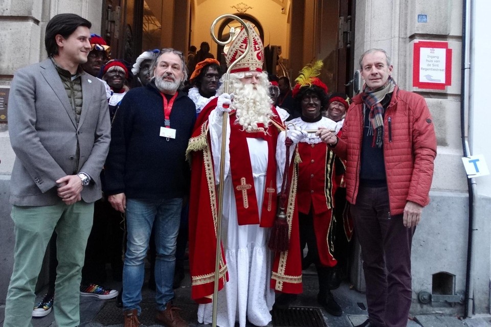 Sinterklaas overhandigt de sleutel van Het Huis van de Sint aan burgemeester Dehandschutter. 
