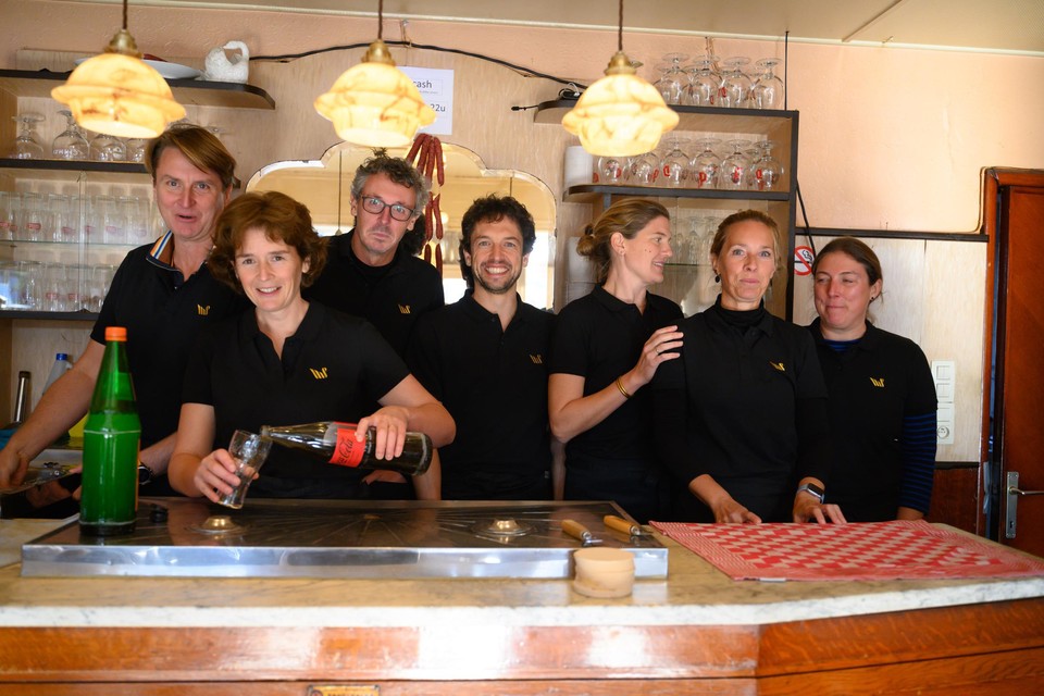 Café De Zwaan, met Peter Bossuyt (midden), opende nog eens de deuren. Binnenkort wordt het een restaurant. 