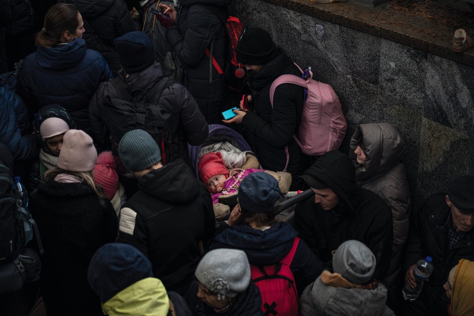 Vluchtelingen wachten op de trein naar Polen in het treinstation van Lviv. België rekent op gezinnen om Oekraïners op te vangen. 