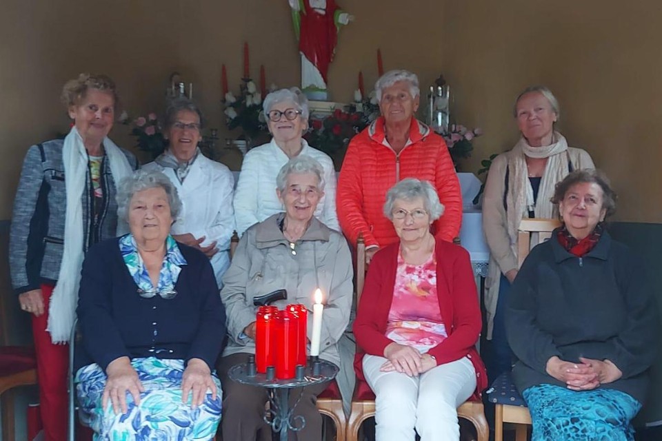 Deze vrouwen verzorgden in de maand juni in de kapel van het Heilig Hart aan Heikant in Poederlee een dagelijkse gebedsessie.